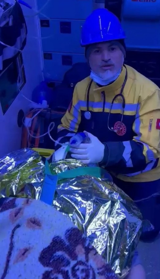 Hatay'da kurtarılan kadın: Param yok, beni özele götürmeyin