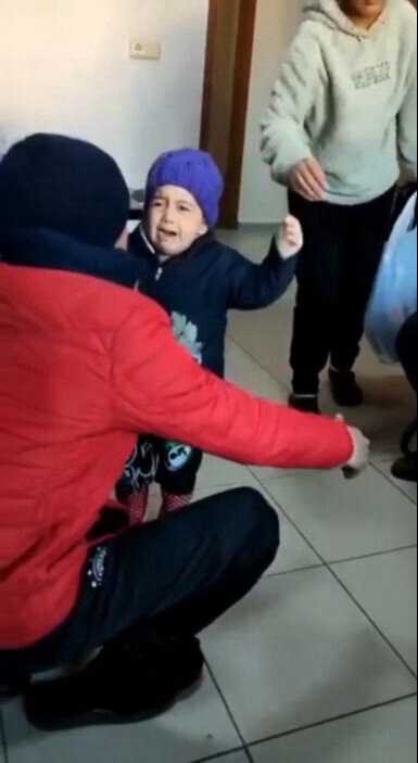 Ailesinden sağ kalan tek evladıyla buluştu: Yürekleri yakan kavuşma