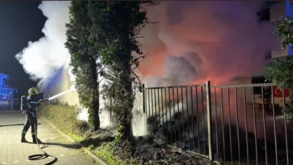 Almanya'da Türkiye'deki depremzedeler için toplanan yardımlar ateşe verildi