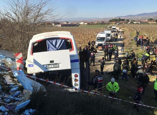 Manisa'da can pazarı: İşçi servisi şarampole düştü!