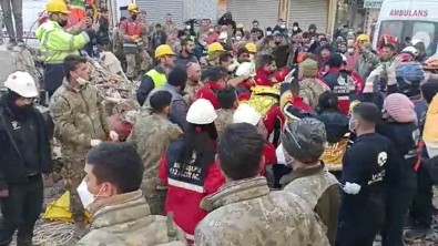 28'Inci Mekanize Piyade Tümen Komutanligi Hatay'da Bir Genci Sag Olarak Kurtardi