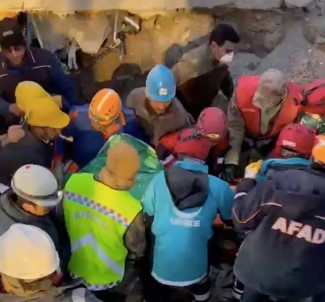 9 Yasindaki Yücel, 205 Saat Sonra Enkazdan Sag Çikartildi