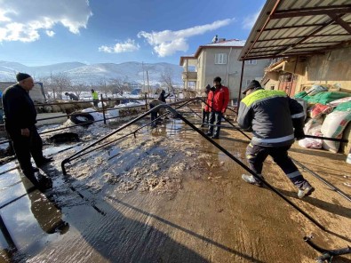 Çorum'da Imal Edilen Çadirlar Afsin'de Kuruluyor