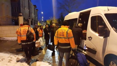 Depremde Magdur Olan Depremzede Vatandaslara Yardim Eli Uzatilmaya Devam Ediyor