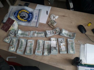 Rus Ekip Kahramanmaras'ta Enkazda Buldugu 150 Bin Dolari Polise Teslim Etti