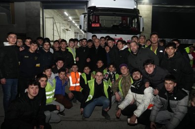 Ümraniye'de 180 Tirlik Yardim Malzemesini Ari Gibi Çalisan Gençler Hazirladi
