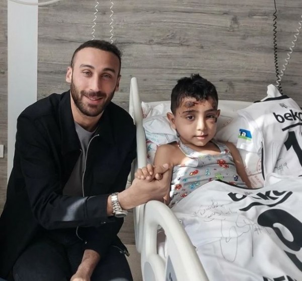 Cenk Tosun, depremzede Cavit'i ziyaret etti