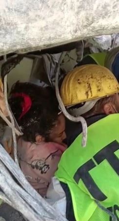 Hatay'da enkaz altından 201 saat sonra 26 yaşında bir kadın kurtarıldı