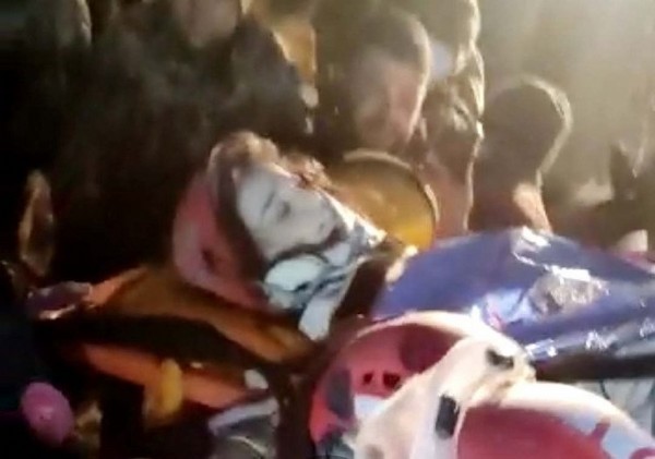 Dünya yaşananlara şaşkın! Mucize kurtuluşlar devam ediyor: Enkazdan yürüyerek çıktı