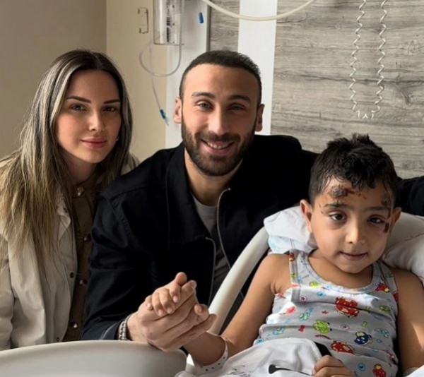 Cenk Tosun, depremzede Cavit'i ziyaret etti