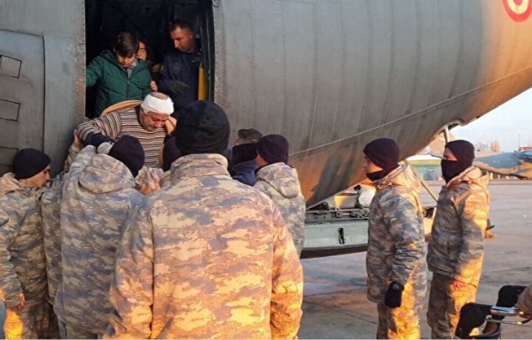 Devletin tüm hava araçları sahada: Binlerce depremzede için seferber oldular