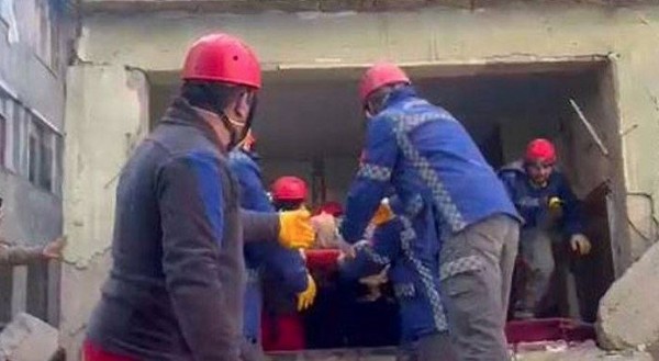 Dünya yaşananlara şaşkın! Mucize kurtuluşlar devam ediyor: Enkazdan yürüyerek çıktı