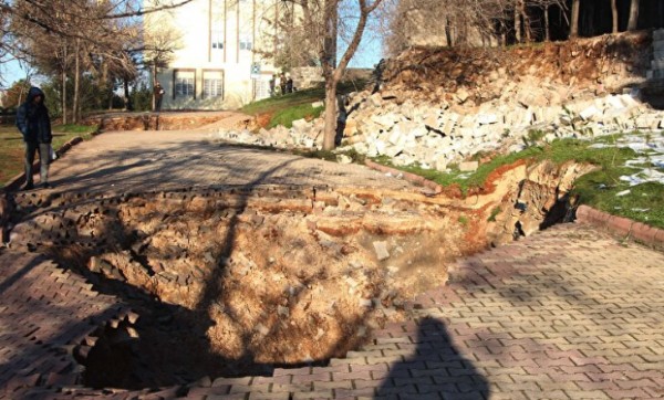 Gaziantep’te depremin etkisi ile 3 dev çukur oluştu