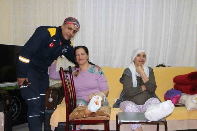 AFAD Gönüllüsü, Enkazdan Çikardigi Mesai Arkadasi Ve Ailesiyle Bulustu