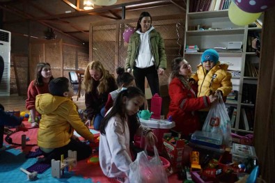 Depremzede Çocuklarin Travmalari Oyun Alanlariyla Silinmeye Çalisiliyor