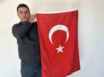 Gazetecinin Türk Bayragi Hassasiyeti Görenleri Duygulandirdi