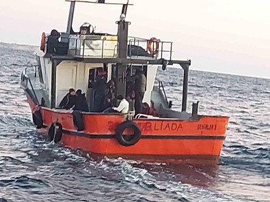 Gökçeada Açiklarindaki Balikçi Teknesinde 68 Kaçak Göçmen Ve 3 Göçmen Kaçakçisi Süphelisi Yakalandi
