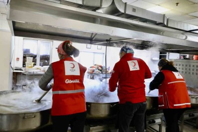 Gönüllü Sefler Milyonlarca Kap Yemek Yapti