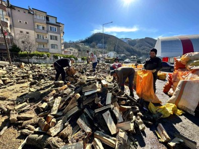 Persembe'de Depremzedeler Için Baslatilan Yakacak Yardimi Büyüyor