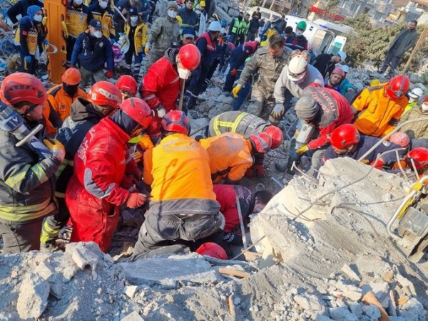 Hatay'da bir kadın ve iki çocuk 228'inci saatte kurtarıldı