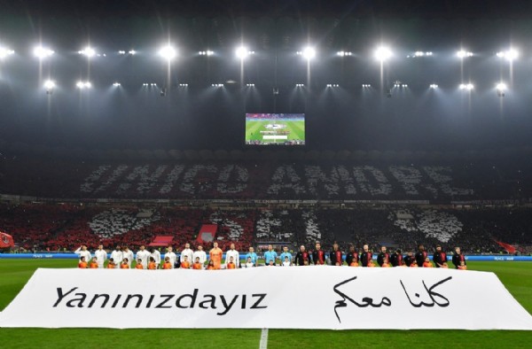 Şampiyonlar Ligi'nde depremde vefat edenler için için saygı duruşu .
