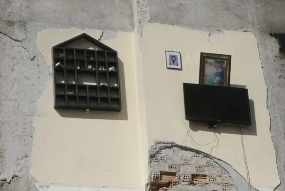 Hatay'da yıkılan binanın duvarının, bitişik binaya ait olduğu ortaya çıktı