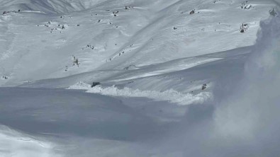 Hakkari'de 113 Is Makinesiyle Yollar Tek Tek Açildi