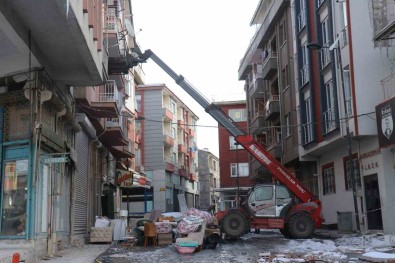 Malatya'da Vatandaslar Hasarli Binalardan Esyalarini Tasimaya Basladi