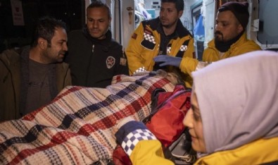 258. saatte bir mucize daha! Neslihan Kılıç Ebrar Sitesi'nin enkazından sağ olarak çıkarıldı