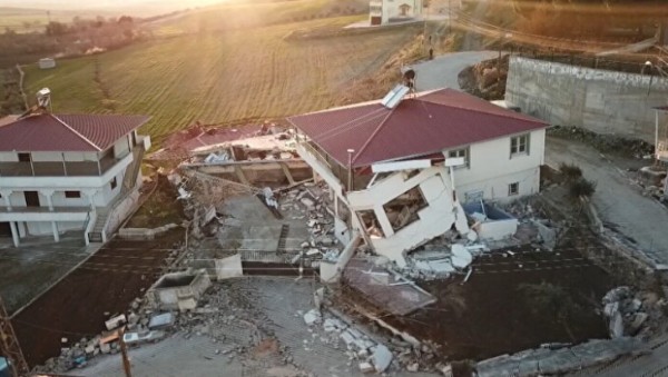 Köyü ortadan ayıran yarık: Evler yerle bir oldu