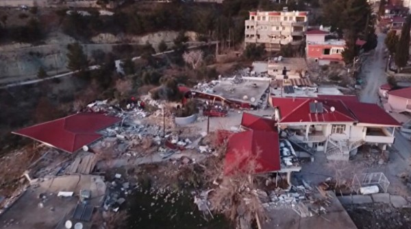 Köyü ortadan ayıran yarık: Evler yerle bir oldu