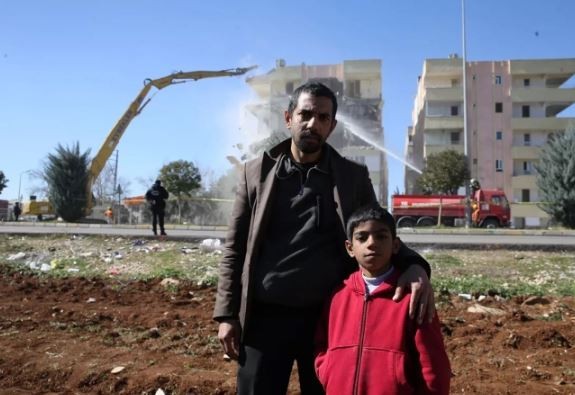 Şanlıurfa'da depremde ağır hasar alan binaların yıkımına başlandı
