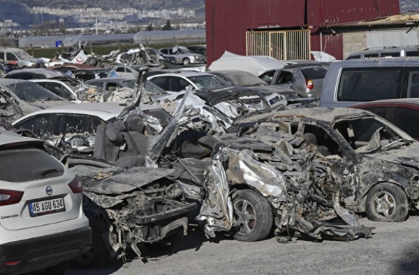 Enkaz otoparkı: Depremde hasar gören araçlar kaldırılıyor