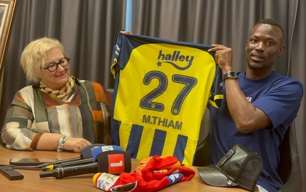 Mame Thiam, imzalı formalarını bağışladı