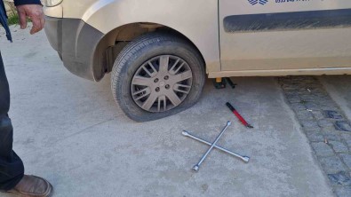 Araçlarin Lastiklerini Kesen Sahis, Güvenlik Kamerasina Yakalandi