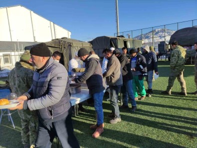 MSB Açiklamasi 'Mehmetçik, Sicak Yemek Dagitmaya Devam Ederken Kandil Simidi De Ikram Ediliyor'