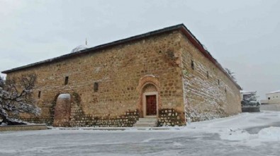 Üç büyük deprem gören mahalle görenleri şaşırtıyor: Tek taş bile düşmedi