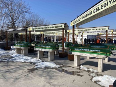 Yanginda Hayatini Kaybeden Suriye Uyruklu Depremzede Aile Konya'da Defnedildi