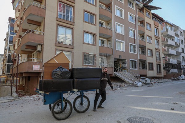 Tehlikeye rağmen hasarlı binalardaki eşyalarını alıyorlar