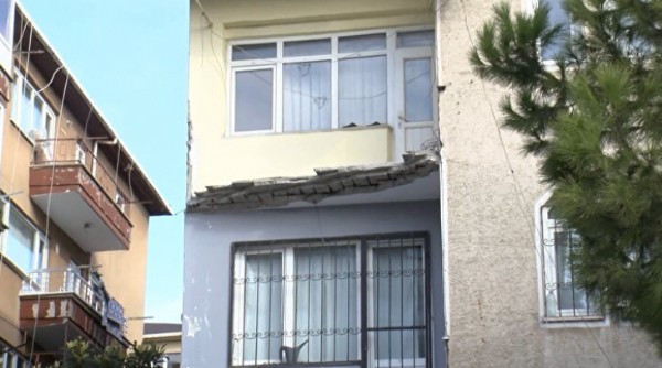 Küçükçekmece'de sitede balkon çöktü: Deprem oldu sandık