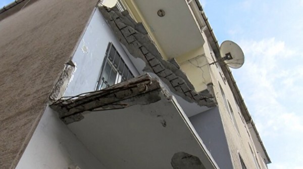 Küçükçekmece'de sitede balkon çöktü: Deprem oldu sandık
