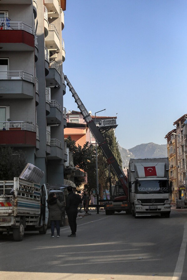 Tehlikeye rağmen hasarlı binalardaki eşyalarını alıyorlar