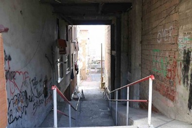 Altindan Sokak Geçen Apartman Deprem Sonrasi Tekrar Akillara Geldi