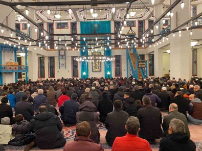 Bursa'da Dualar Depremzedeler Için