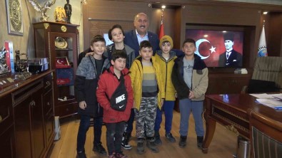 Çocuklar Kumbaralarindaki Harçliklarini Depremzedeler Için Bagisladi