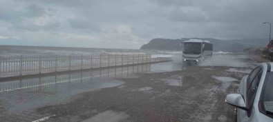Karadeniz'de Firtina Etkili Oluyor Açiklamasi Dalgalar Sahili Dövdü