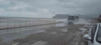 Karadeniz'de Firtina Etkili Oluyor Açiklamasi Dalgalar Sahili Dövdü Haberi