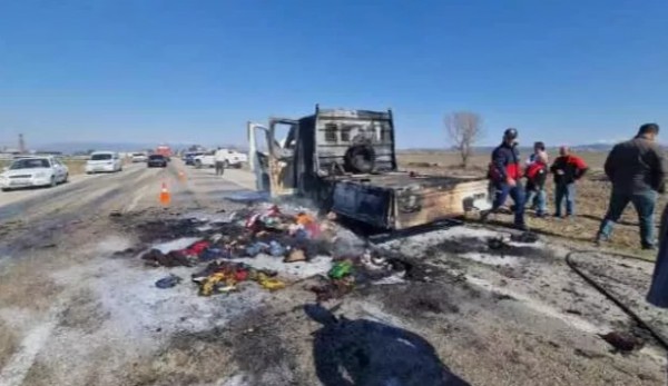 Depremzedelere yardım götürürken araç alev alev yandı