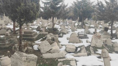250 Yillik Tarihi Mezarligi Da Deprem Vurdu