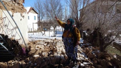 Depremde Evi Yikilan Yasli Kadin Yasadiklarini Gözyaslari Ile Anlatti Açiklamasi 'Komsularimiz Kurtardi'